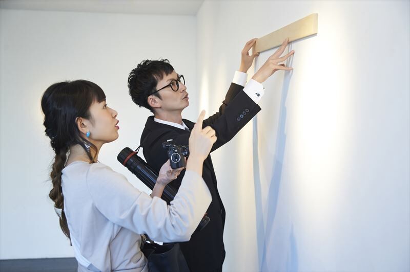 物件内で打ち合わせする設計士