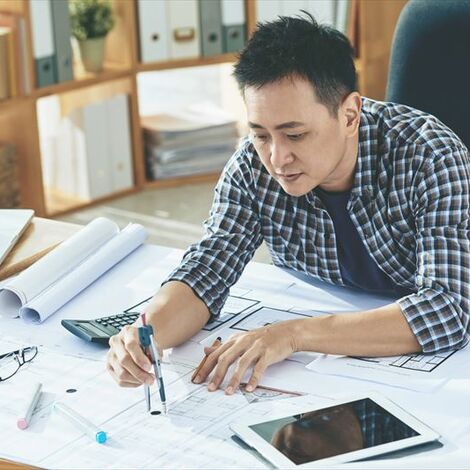 設計図を作成する建築士