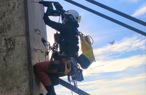 ロープアクセスによる橋梁点検を行っております。